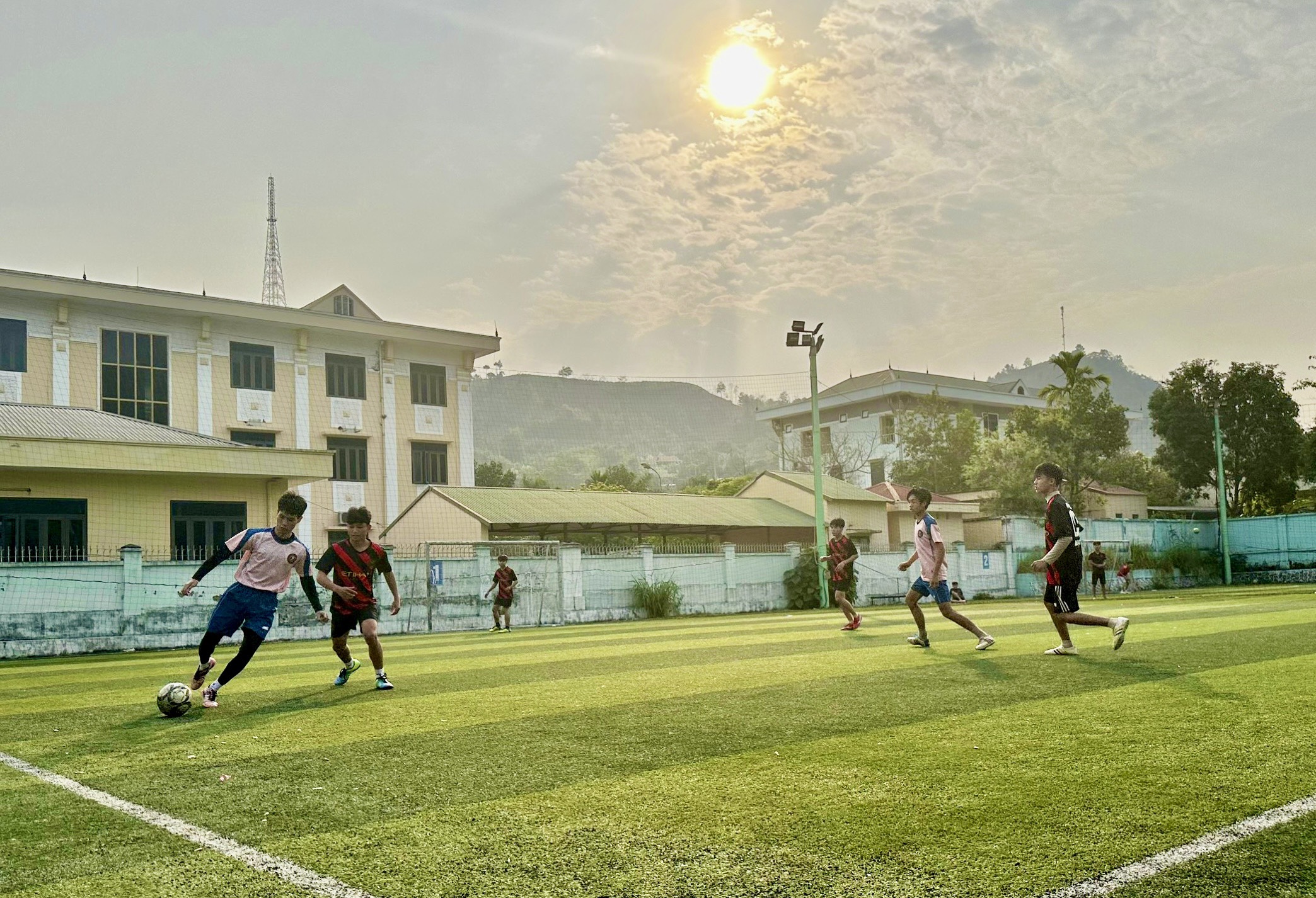 Phối hợp tổ chức giải bóng đá truyền thống lần thứ 2 cho học sinh tại TTGDTX Quỳnh Nhai