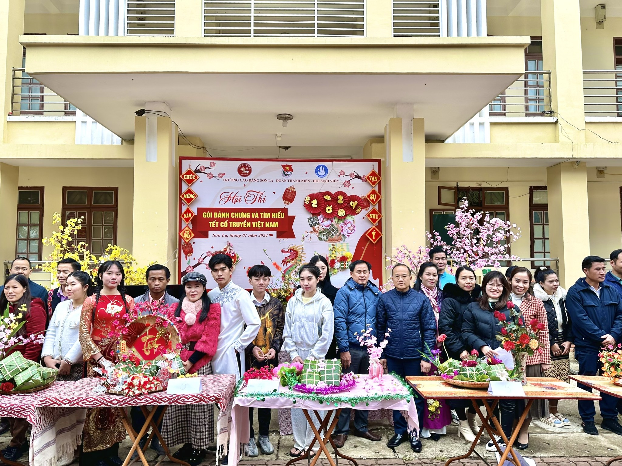 Trường cao đẳng Sơn La tổ chức thi gói bánh chưng