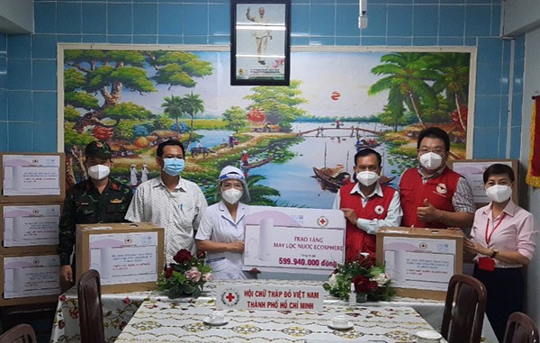 Hỗ trợ thiết bị lọc nước thông minh cho lực lượng tuyến đầu chống dịch bệnh Covid-19 