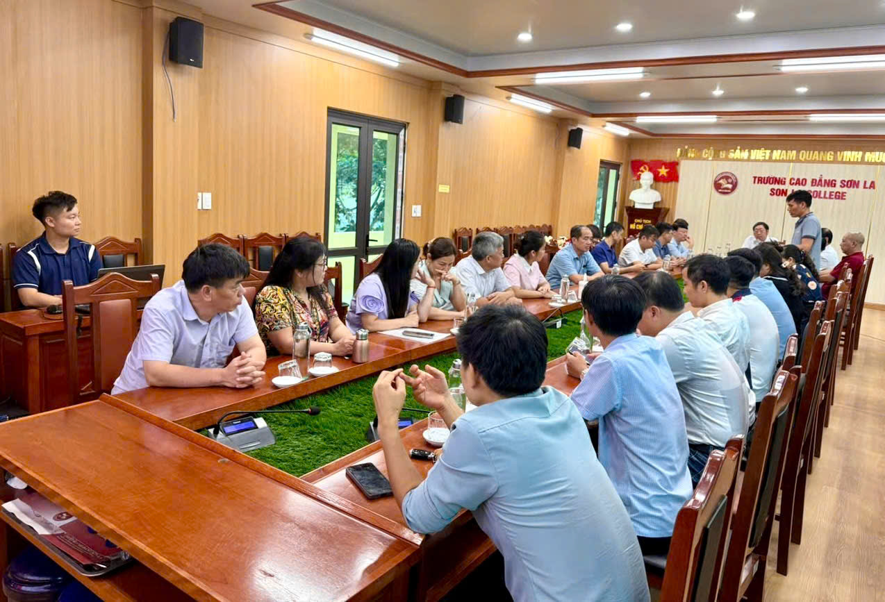 Trường Cao đẳng Sơn La tổ chức buổi gặp mặt chia tay cán bộ, viên chức chuyển công tác nhận nhiệm vụ mới