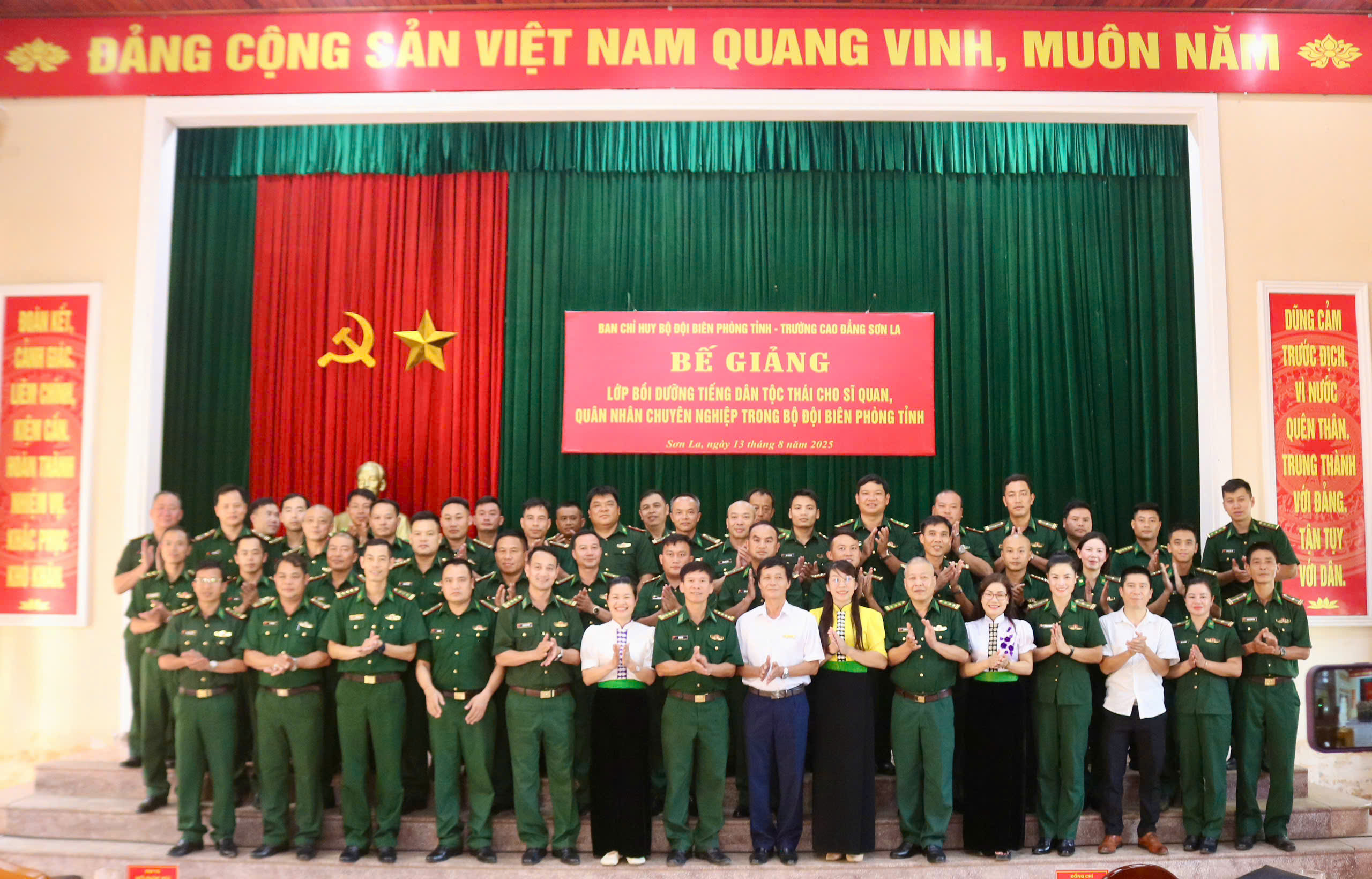 Trường Cao đẳng Sơn La phối hợp với Bộ Chỉ huy Bộ đội Biên phòng tỉnh tổ chức Lễ bế giảng lớp bồi dưỡng tiếng dân tộc Thái khóa 5 năm 2025 (K5.25)