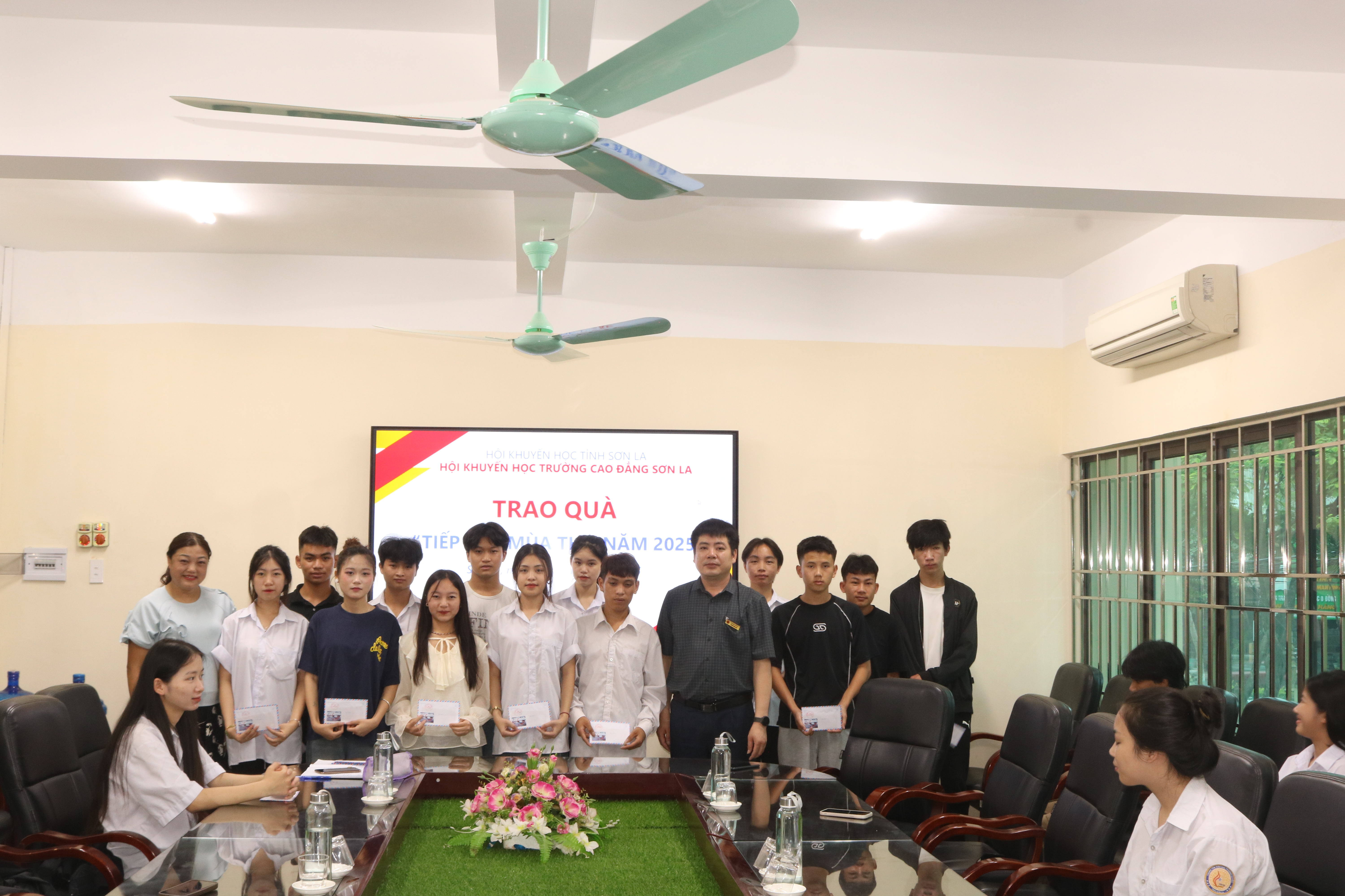 Trao quà “Tiếp sức mùa thi” năm 2025: Lan tỏa yêu thương, cổ vũ học sinh vượt khó vươn lên