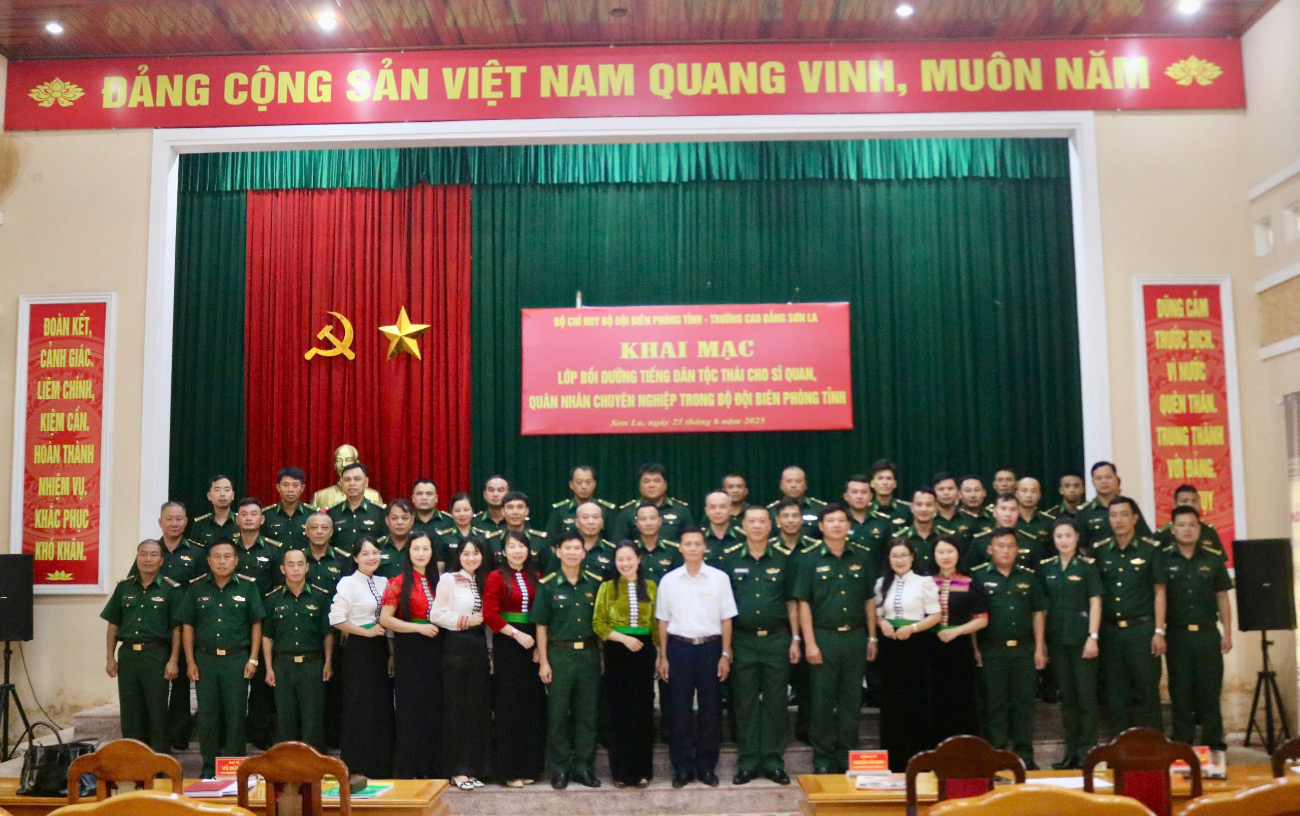 Trường Cao đẳng Sơn La phối hợp với Bộ Chỉ huy Bộ đội Biên phòng Tỉnh tổ chức Lễ khai giảng lớp bồi dưỡng tiếng dân tộc Thái khóa 5 năm 2025 (K5.25)