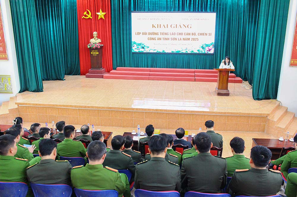 Khai giảng lớp bồi dưỡng tiếng dân tộc Lào cho cán bộ chiến sĩ năm 2025