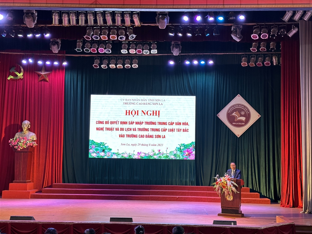 Công bố Quyết định sáp nhập Trường Trung cấp VHNT&DL, Trường Trung cấp Luật Tây Bắc vào Trường cao đẳng Sơn La
