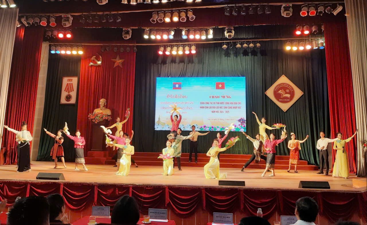 Trường Cao đẳng Sơn La đón 297 lưu học sinh Lào nhập học