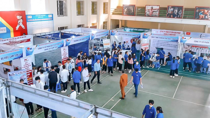 Trường Cao đẳng Sơn La tham dự Ngày hội việc làm dành cho thanh niên dân tộc thiểu số năm 2022